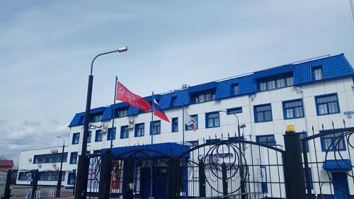 Копии Знамени Победы подняли у административных зданий «Транснефть – Балтика»