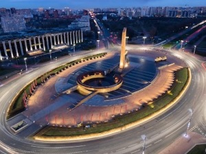 Новая подсветка преобразила главные въездные ворота Петербурга – площадь Победы