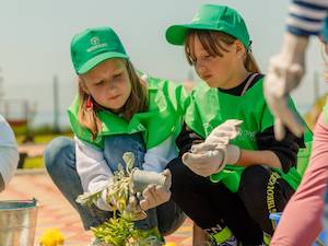 «Восточный Порт» и жители Врангеля провели субботник на побережье бухты Шепалова