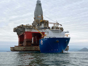 Плавучая буровая установка «Северное сияние» направилась в порт Мурманска