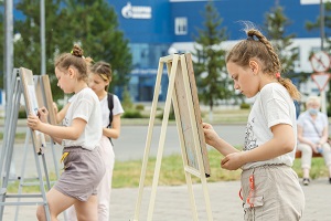 Участники Мастерской добра нарисовали на пленэре объекты Омского НПЗ