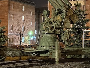 В Петербурге оформлен подсветкой памятник блокадной регулировщице