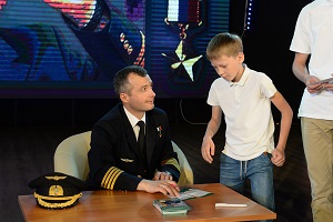 Герой России лётчик Дамир Юсупов наградил 118 старшеклассников города-спутника Белоярской АЭС