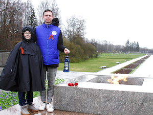 В В Кингисепп доставлена частица Вечного огня с Пискаревского мемориала