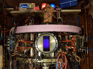 Студенты Института ЛаПлаз зажгли плазменный разряд на токамаке в Праге