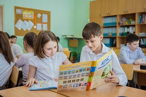 Омский НПЗ передал во все школы Омска и Омской области издания серии «География Омской области»