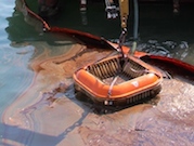 В акватории Туапсинского порта ликвидируют разлив нефтепродуктов