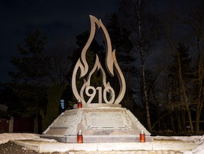 «Ленсвет» оформил акцентной подсветкой памятник участникам Великой Отечественной войны в посёлке Песочный