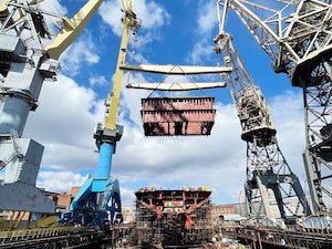 На борт атомного ледокола «Якутия» погрузили защитную оболочку реактора