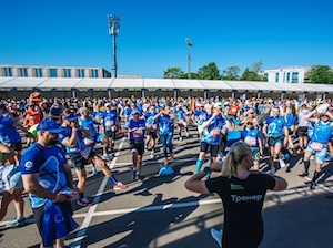 Свыше 100 спортсменов Бегового клуба Росатома пробежали Московский полумарафон