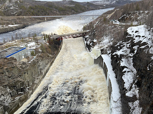 Каскад Вилюйских ГЭС в Якутии пропускает весенний паводок