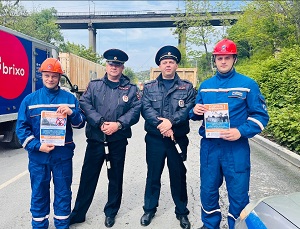 ДРСК и ГИБДД провели акцию во Владивостоке по безопасности дорожного движения для водителей большегрузного транспорта