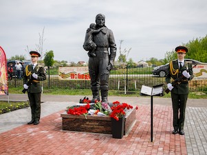 Воронежской области при поддержке атомщиков открыли памятник легендарному летчику