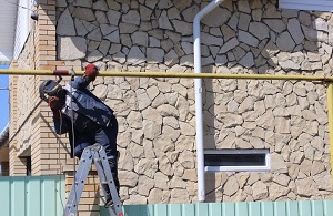 Сотрудники «ГАЗЭКС» ограничили доступ к газу в доме злостного должника в Арамили