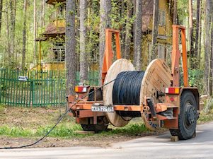 «Ленсвет» демонтирует неизолированный провод на линиях уличного освещения в Курортном районе