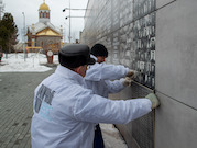 Надымские газовики обновили панно «Бессмертный полк» в Сквере воинской славы