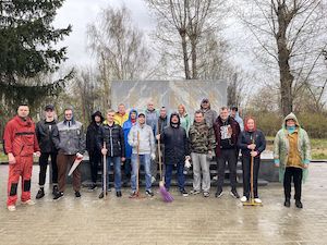 Работники ОДУ Урала благоустроили мемориал погибшим воинам в Екатеринбурге