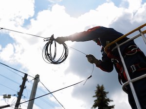 В пяти районах Тюменской области демонтируют незаконные подвесы линий связи на опорах ЛЭП