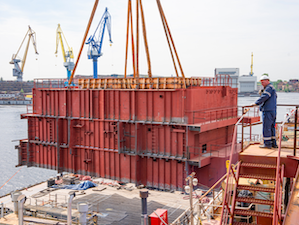 На ледокол «Чукотка» погружен еще один укрупненный блок секций