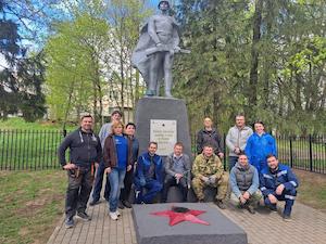 Сотрудники Смоленского РДУ к празднованию Дня Победы привели в порядок мемориальный комплекс в поселке Катынь