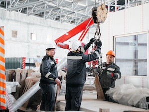 Инженеры ТПУ монтируют боксы для обеспечения радиационной безопасности пользователей СКИФа