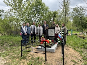 «Смоленскатомэнергоремонт» восстановил памятник героической пулемётчице Александре Окуневой