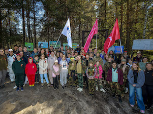 Энергетики Новосибирской ГЭС подняли Знамя Победы на Бердских скалах
