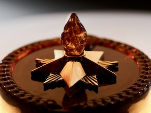 Калининградский янтарный комбинат «зажег» Вечный огонь в солнечном камне