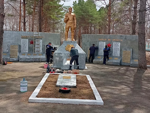 «Амурские электрические сети» благоустроили памятники павшим в Великой Отечественной войне землякам