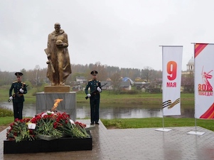 В поселке Любытино Новгородской области зажжен новый Вечный огонь
