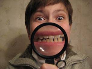 Водителям запретили улыбаться