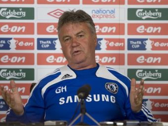 Хиддинка оштрафуют за курение на стадионе