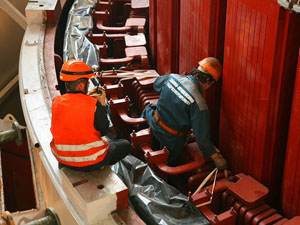 В машинном зале СШ ГЭС продолжаются восстановительные работы