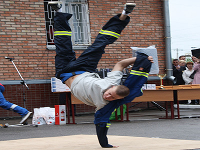 Колено – «в мясо», костюм – целехонек