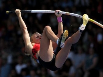 Прыгунья с шестом сбила барьеры после приземления