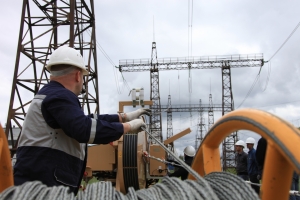 Электромонтеры «ФСК ЕЭС» осваивают новый метод монтажа проводов