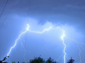 В Карелии гроза и сильный ветер стали причинами отключений от электричества поселков Рабочеостровск и Баб-Губа