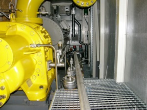 Компрессорная станция нефтяного газа Пякяхинского месторождения оснащается дожимными установками для компримирования газа 1-й ступени сепарации