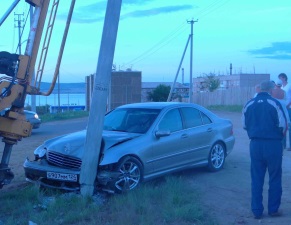 Пьяный лихач на мерседесе лишил света поселок на озере Шира