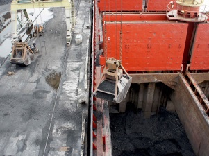 «Золотая Колыма» везет третью партию угля для Магаданской ТЭЦ.