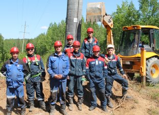 «Пермэнерго» в сжатые сроки выполнило сложную техническую операцию по установке новой опоры на значимой ЛЭП в городе Березники