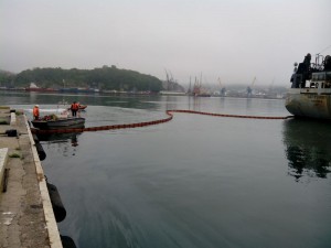 В порту Находка ликвидиировали разлив нефтепродуктов на площади 1500 кв. м