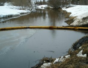 По оценке Комитета спасения Печоры и Гринпис, в реку Ухта вылилось не менее 380 тонн нефти