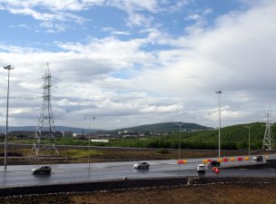 Замена опор ЛЭП позволила увеличить до 14 метров габарит федеральной автомобильной трассы Р-21 «Кола»