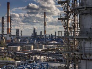 Главгосэкспертиза РФ одобрила проект строительства на Омском НПЗ установки первичной переработки нефти