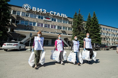 Волонтеры ВИЗ-Стали доставили ветеранам завода 10 тонн продуктов и средств гигиены