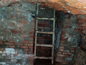 При ремонте теплотрассы в истоическом центре Кирова обнаружены старинные подземные строения