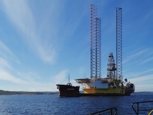 Лоцманы Росморпорта провели сложную операцию по буксировке СПБУ в Кольском заливе