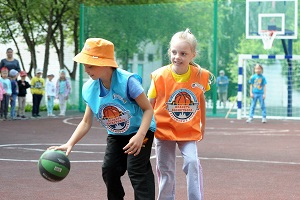 Белоярская АЭС к Дню России подарила городу-спутнику шахматное поле с полуметровыми фигурами