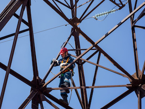 «ДРСК» заменила изоляторы на воздушной ЛЭП 110 кВ «Хабаровская ТЭЦ-1 – РЦ»